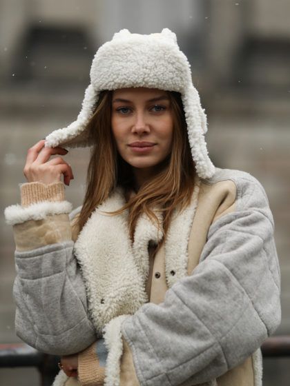 Fluffy White: Bouclé, Plüsch und Fake Shearling sind die Materialien der Stunde und so stylst du sie