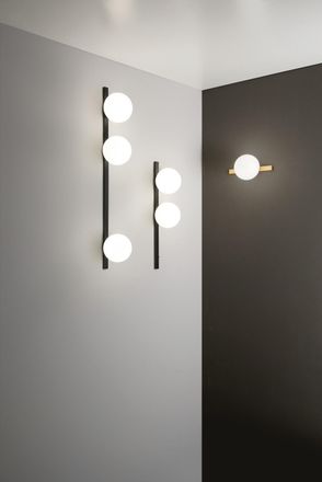 Luce-Ambiente-Design Aplique de metal negro con pantalla de vidrio blanco