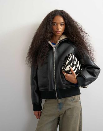 Topshop giacca bomber in pelle sintetica con cappuccio e montone nera-Nero