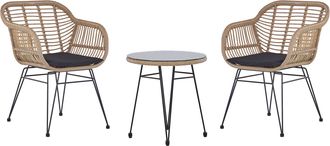 Beliani Beliani - Conjunto De Balc&oacute;n 3 Piezas De Rat&aacute;n Sint&eacute;tico Patas De Metal Mesa Tablero De Vidrio Tropea Ii