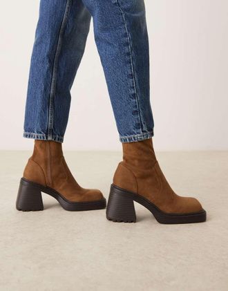 Asos Reign - Stivaletti in mocha scamosciato con tacco medio, plateau e punta quadrata-Marrone