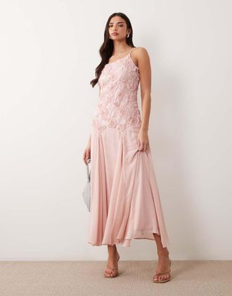 Vero Moda Vestito lungo con spalline sottili rosa cipria con applicazioni floreali e vita scesa