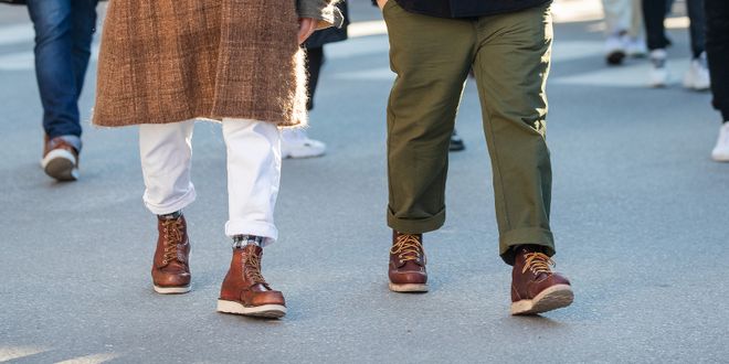 Close-up von zwei Männerfüßen mit Red Wings Boots.