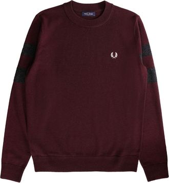 Fred Perry Ossenbloedrode trui met ronde hals en getipte mouwen