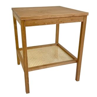 NATYAL Mesa auxiliar de madera maciza tono roble con balda de rat&aacute;n 45x45cm