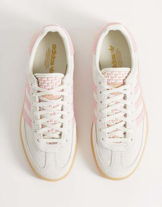adidas Originals Handball Spezial sneakers in bianco sporco e rosa con suola in gomma