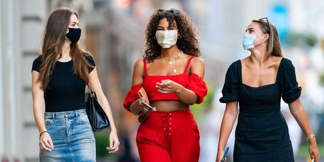 Robin Holzken, Marquita Pring und Brooks Nader spazieren mit einem Mundschutz durch New York City.
