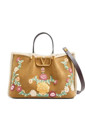 Valentino Garavani Medium VLogo Signature su&egrave;de shopper met geborduurde bloemen - Beige