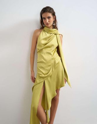 Topshop Vestito corto premium asimmetrico allacciato al collo in raso verde oliva dorato con dettaglio foulard-Giallo
