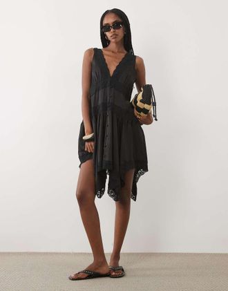 Miss Selfridge Vestito corto in raso nero con inserto in pizzo e fondo a fazzoletto