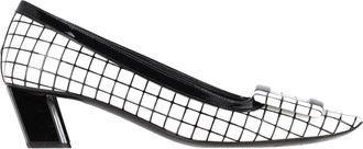 Roger Vivier Belle Vivier Graphic Grid Pumps in Wit Leer