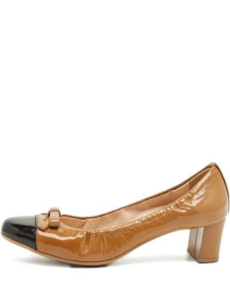 Prada cap-toe bow pumps - Brown