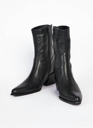 Intentionally blank Womens Mattie Heeled Boot In Black