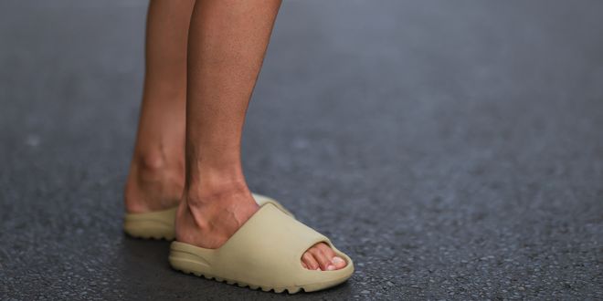 Close up von Adidas Yeezy Sandalen.