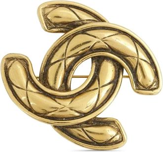 Chanel Spilla CC placcata oro con design trapuntato 1970-1980