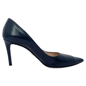 Prada Prada Pumps met Spitse Neuzen in Marineblauw Lakleer