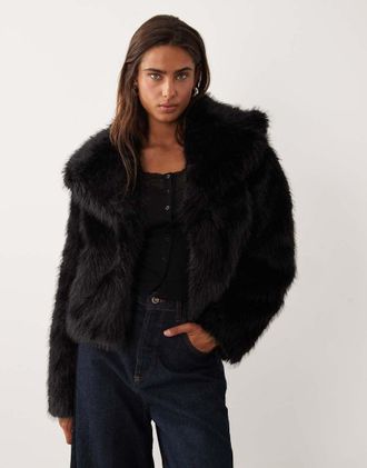 Miss Selfridge giacca corta in pelliccia sintetica nera-Nero