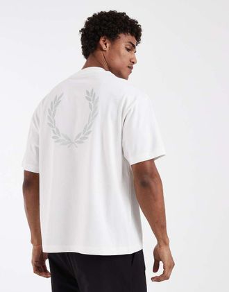 Fred Perry T-shirt bianca con stampa di corona dalloro sul retro-Bianco