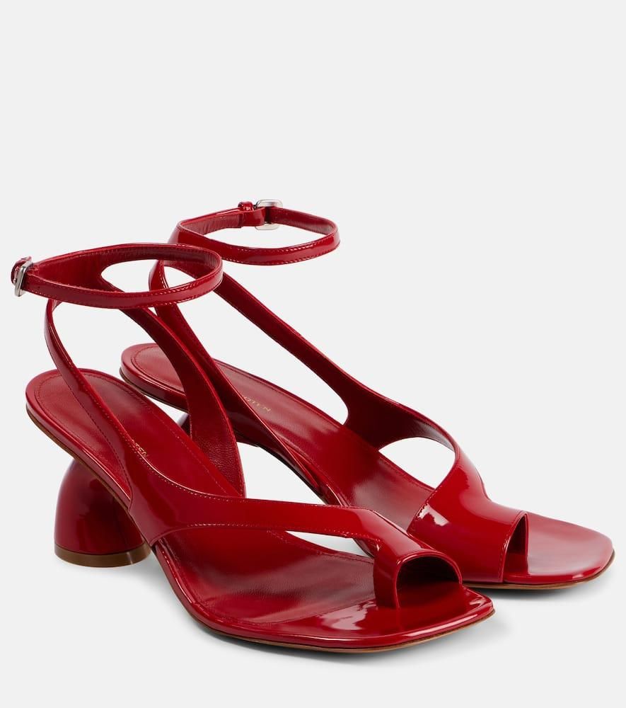 サンダル・ミュール FERRAGAMO SS23 SANDALO SONYA (758154_01E555\n\nSEQUOIARED) Ferragamo Sonya Platform Heel Sandals Black (Women's