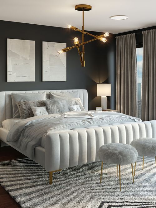 Schlafzimmer mit Polsterbett und filigranen Möbeln.