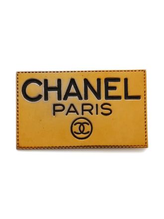 Chanel 1970-1980s logo plate brooch - women - Gold Plated - One Size