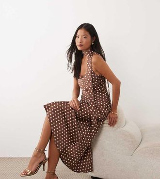 New Look Petite Vestito midi in raso marrone a pois con spalline sottili e foulard