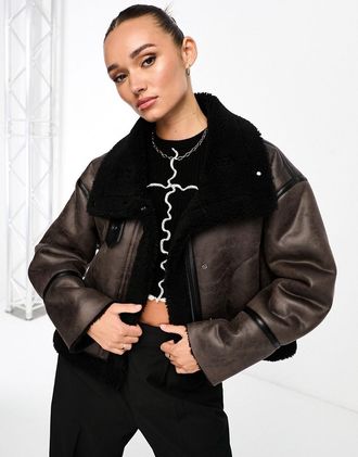 Stradivarius Giacca aviatore marrone con fodera in pile borg a contrasto