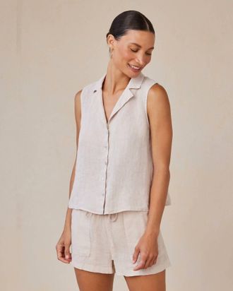 Bella Dahl Sleeveless Notch Collar Button Down Shirt In Tan