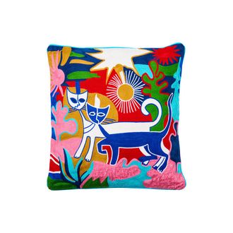 Novit&agrave; Home Embrodery - cats around cushion