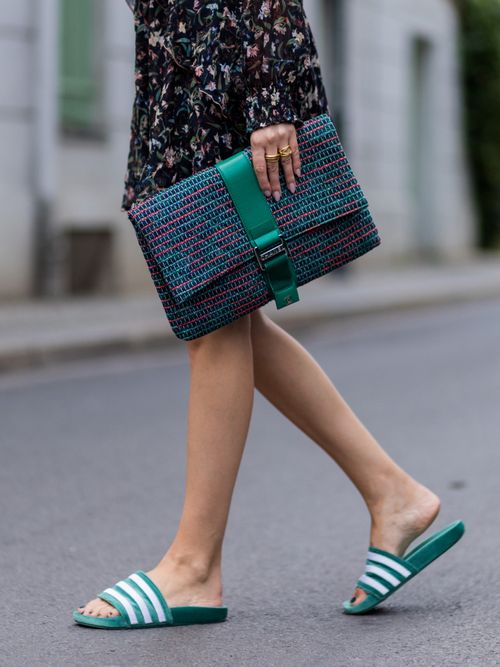 Lisa Hahnbueck trägt ein Blumenkleid, große Chanel Tasche und Adiletten in München