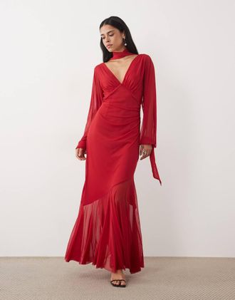 Pretty Lavish abito lungo in chiffon con scollo profondo, dettaglio sciarpa e fondo trasparente rosso