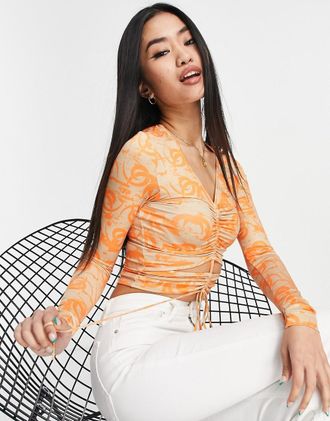 Monki Gerafftes Oberteil in Orange mit Tattoomuster und Zierausschnitt