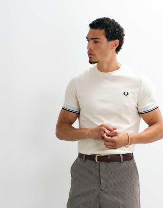 Fred Perry T-shirt color ecru con doppia riga a contrasto sui bordi-Bianco