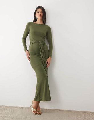 Tfnc Vestito lungo aderente a maniche lunghe verde oliva con scollo a barchetta e drappeggio sul davanti