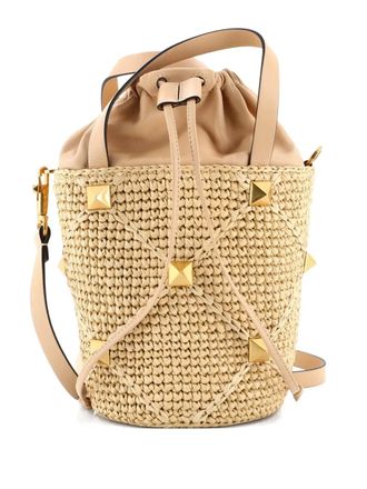 Valentino Garavani Roman Stud Raffia and Leather bucket bag - Toni neutri