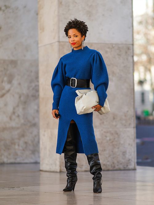 Streetstyle mit einem blauen Strickkleid mit Puffärmeln und schwarzen Slouchy Boots.