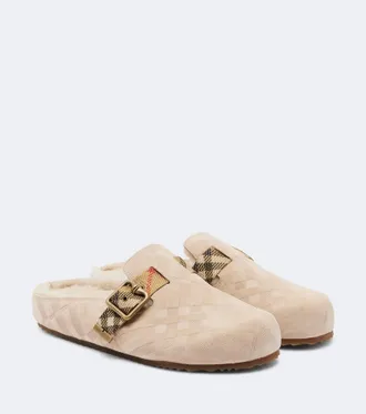 Burberry Zuecos Urchin de ante con borrego y Burberry Check
