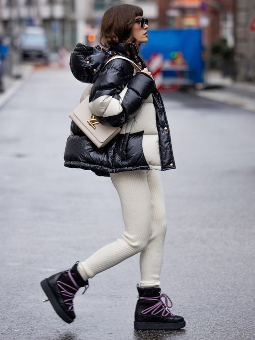 Lea Naumann trägt einen Komplett-Look von Louis Vuitton in Berlin.