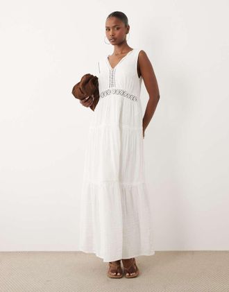 Vero Moda Vestito lungo senza maniche in cotone stropicciato bianco con inserti alluncinetto
