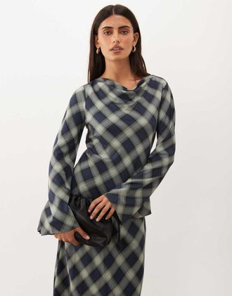 Nobody's Child Cruz top coordinato in satin con scollo ad anello e maniche lunghe a quadri blu e verdi
