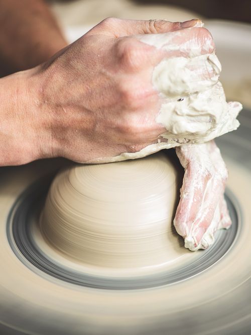 So wird ein Keramik Stück liebevoll per Hand gefertigt