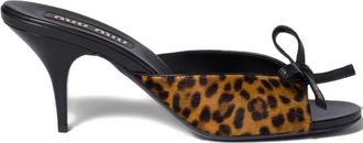 Miu Miu Sandali in pelle con fiocco e logo - Marrone