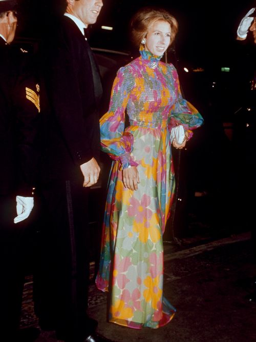 Princess Anne 1973 in einem bunten Maxikleid auf einer Filmpremiere in London.