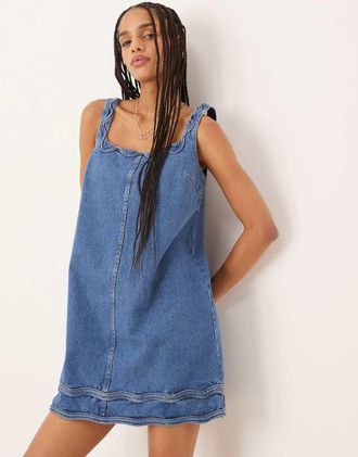 Nobody's Child Violet - Vestito corto in denim blu medio con orlo ondulato