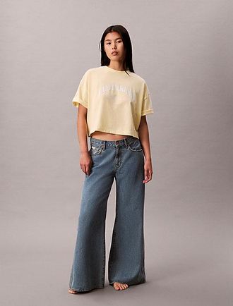 Calvin Klein Camiseta cropped con logo universitario