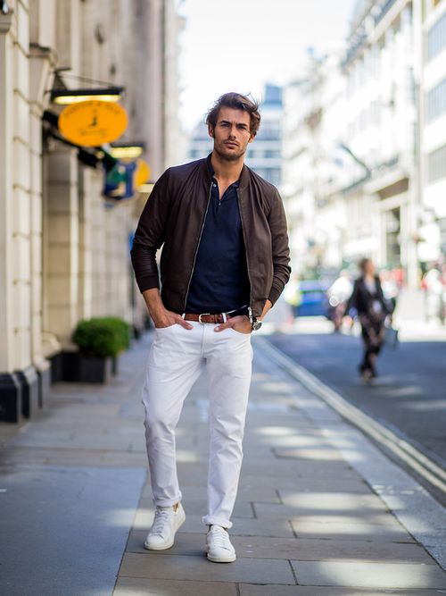 Hoe mannen hun jeans ook op kantoor kunnen dragen