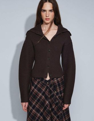 Monki cardigan lavorato a maglia con collo stretto in marrone scuro