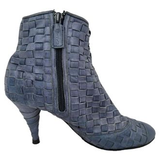 Chanel Chanel CC enkellaarsjes met geweven accenten in blauw leer