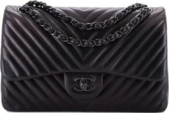 Chanel So Black Classic Double Flap crossbodytas met chevron streep en lamsleer - Zwart