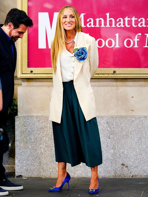 Sarah Jessica Parker mit Manolo Blahnik Pumps und einem weißen Blazer.